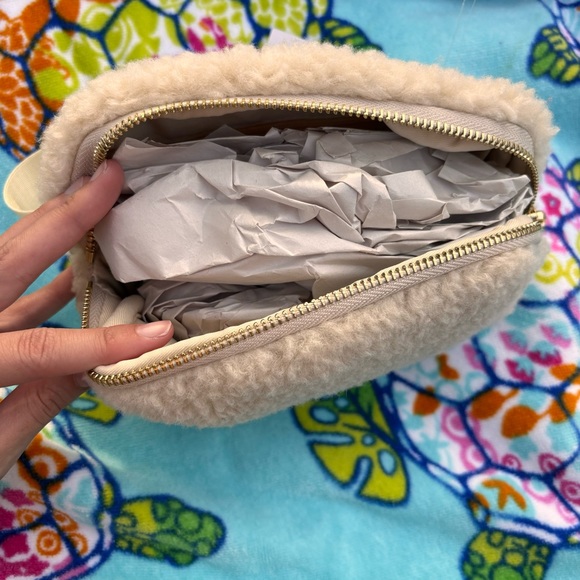 bdg fleece belt bag - Picture 3 of 5